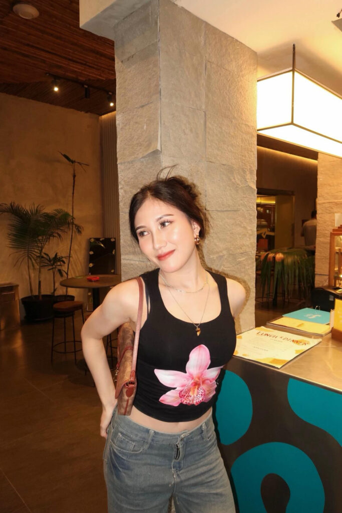 5 Cafe Pose Ideas to Elevate Your Aesthetic Game